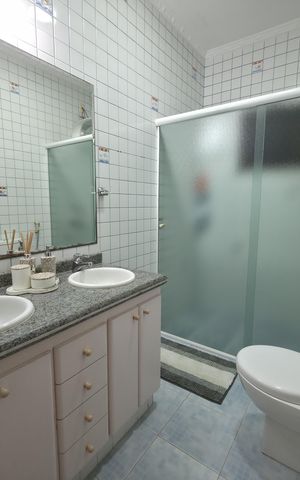 Casa à venda com 373m², 4 quartos e 4 vagas Casa à venda com 373m², 4 quartos e 4 vagasBanheiro
