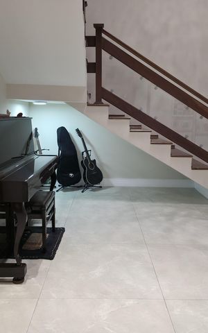 Casa à venda com 373m², 4 quartos e 4 vagas Casa à venda com 373m², 4 quartos e 4 vagasSala