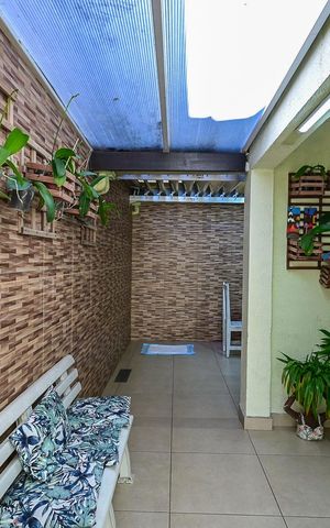 Casa à venda com 180m², 3 quartos e 2 vagasCorredor Externo