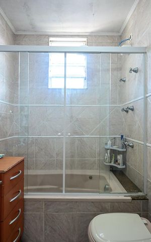 Casa à venda com 180m², 3 quartos e 2 vagasBanheiro Suíte 