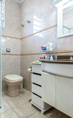 Casa à venda com 180m², 3 quartos e 2 vagasBanheiro
