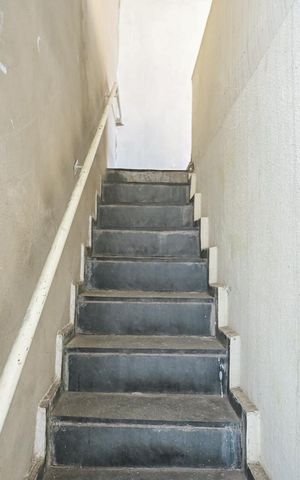Casa à venda com 160m², 2 quartos e 2 vagasEscada 