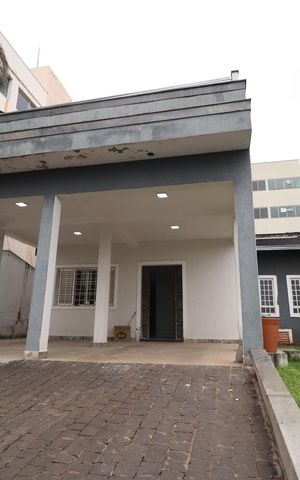 Casa para alugar com 300m², 4 quartos e 2 vagasFachada
