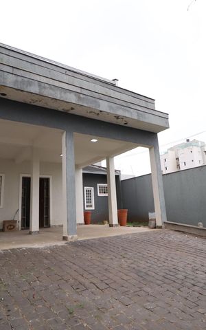 Casa para alugar com 300m², 4 quartos e 2 vagasFachada