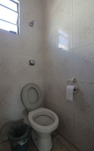 Casa à venda com 328m², 6 quartos e 3 vagasBanheiro Social 1