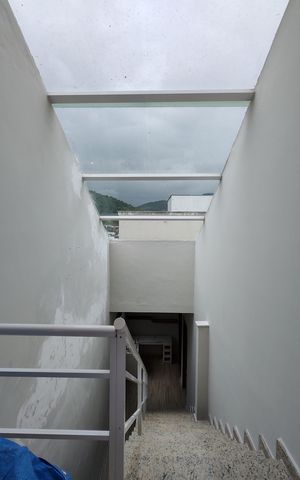 Casa à venda com 300m², 5 quartos e 1 vagaEscada - Teto 