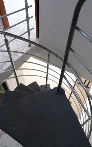 Casa à venda com 261m², 5 quartos e 3 vagasEscada