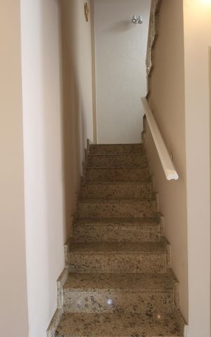 Casa de condomínio à venda com 360m², 3 quartos e 3 vagasSala - Escada