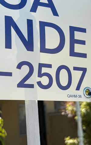 Casa de condomínio à venda com 360m², 3 quartos e 3 vagas Casa de condomínio à venda com 360m², 3 quartos e 3 vagasPlaca
