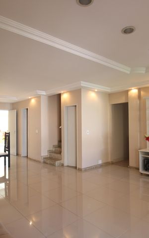 Casa de condomínio à venda com 360m², 3 quartos e 3 vagasSala