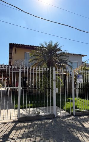 Casa de condomínio à venda com 360m², 3 quartos e 3 vagas Casa de condomínio à venda com 360m², 3 quartos e 3 vagasFachada