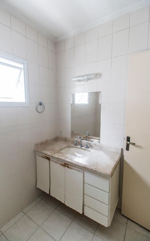 Casa de condomínio para alugar com 360m², 4 quartos e 6 vagas Casa de condomínio para alugar com 360m², 4 quartos e 6 vagasBanheiro da Suíte