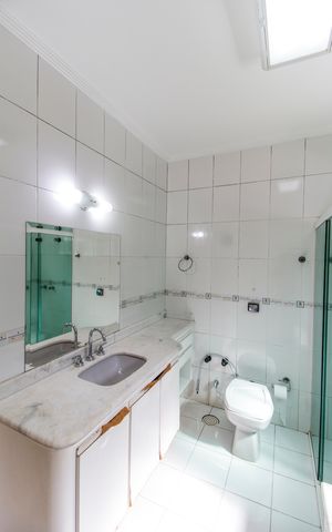 Casa de condomínio para alugar com 360m², 4 quartos e 6 vagas Casa de condomínio para alugar com 360m², 4 quartos e 6 vagasBanheiro da Suíte