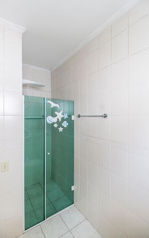 Casa de condomínio para alugar com 360m², 4 quartos e 6 vagas Casa de condomínio para alugar com 360m², 4 quartos e 6 vagasBanheiro da Suíte