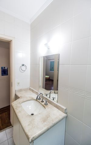 Casa de condomínio para alugar com 360m², 4 quartos e 6 vagas Casa de condomínio para alugar com 360m², 4 quartos e 6 vagasBanheiro da Suíte