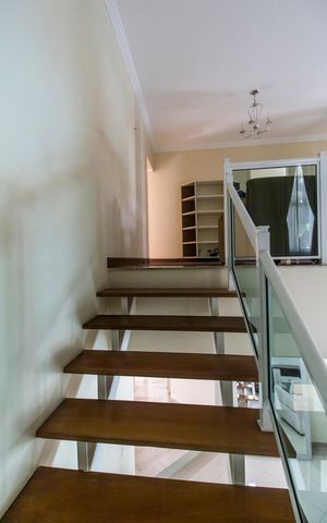 Casa de condomínio para alugar com 360m², 4 quartos e 6 vagas Casa de condomínio para alugar com 360m², 4 quartos e 6 vagasEscada