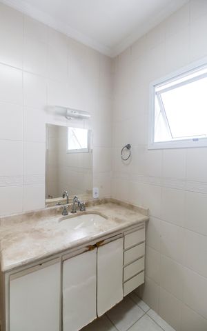 Casa de condomínio para alugar com 360m², 4 quartos e 6 vagas Casa de condomínio para alugar com 360m², 4 quartos e 6 vagasBanheiro da Suíte