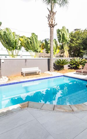 Casa de condomínio para alugar com 360m², 4 quartos e 6 vagas Casa de condomínio para alugar com 360m², 4 quartos e 6 vagasPiscina