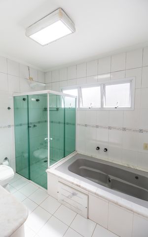 Casa de condomínio para alugar com 360m², 4 quartos e 6 vagas Casa de condomínio para alugar com 360m², 4 quartos e 6 vagasBanheiro da Suíte