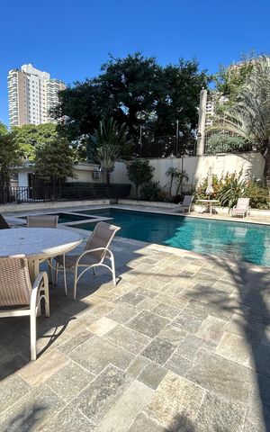 Apartamento à venda com 136m², 3 quartos e 4 vagas Apartamento à venda com 136m², 3 quartos e 4 vagasÁrea comum - Piscina