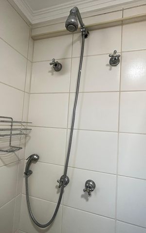 Apartamento à venda com 136m², 3 quartos e 4 vagas Apartamento à venda com 136m², 3 quartos e 4 vagasBanheiro da Suíte 1