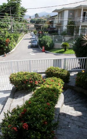 Casa de condomínio à venda com 235m², 4 quartos e 3 vagasjardim
