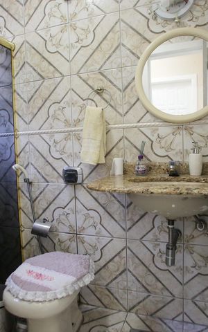 Casa de condomínio à venda com 235m², 4 quartos e 3 vagasBanheiro Social