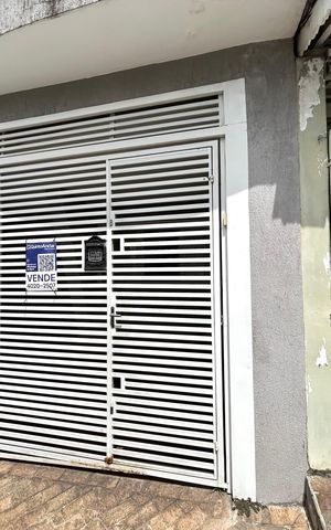 Casa à venda com 79m², 2 quartos e 1 vaga Casa à venda com 79m², 2 quartos e 1 vagaPlaca instalada na fachada do imóvel