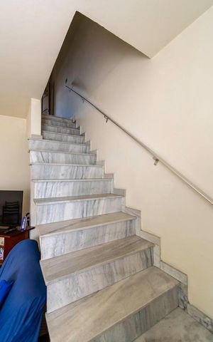 Casa à venda com 157m², 5 quartos e 3 vagas Casa à venda com 157m², 5 quartos e 3 vagasSala - Acesso ao 2º andar