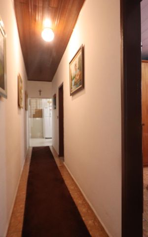 Casa à venda com 110m², 2 quartos e 2 vagasCorredor