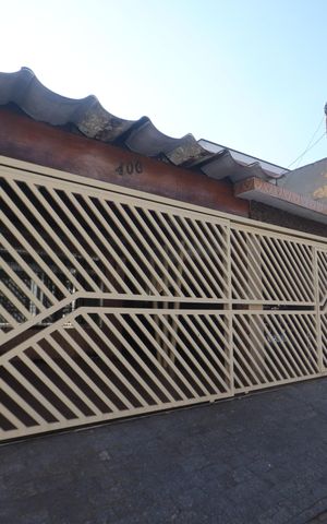 Casa à venda com 110m², 2 quartos e 2 vagasFachada