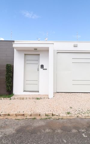 Casa para alugar com 200m², 3 quartos e 3 vagasFachada