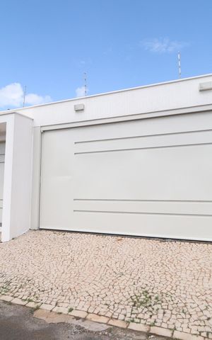 Casa para alugar com 200m², 3 quartos e 3 vagasFachada
