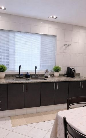 Casa à venda com 230m², 3 quartos e 4 vagas Casa à venda com 230m², 3 quartos e 4 vagasCozinha