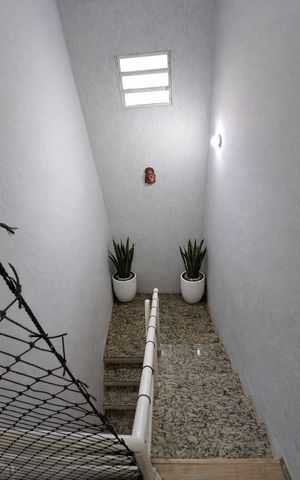 Casa à venda com 230m², 3 quartos e 4 vagas Casa à venda com 230m², 3 quartos e 4 vagasEscada