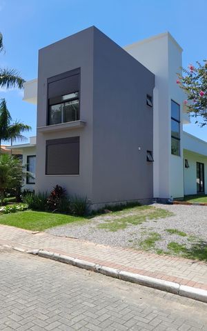Casa de condomínio para alugar com 280m², 4 quartos e 2 vagas Casa de condomínio para alugar com 280m², 4 quartos e 2 vagasFachada
