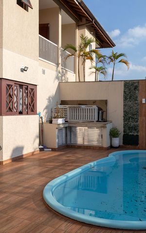 Casa à venda com 375m², 3 quartos e 4 vagasPiscina