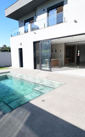 Casa de condomínio à venda com 340m², 5 quartos e 4 vagasÁrea comum - Piscina