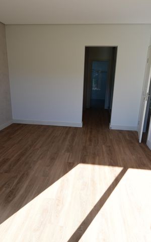Casa de condomínio à venda com 340m², 5 quartos e 4 vagasQuarto 3 - Suíte