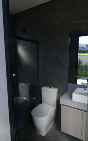 Casa de condomínio à venda com 340m², 5 quartos e 4 vagasBanheiro de serviço