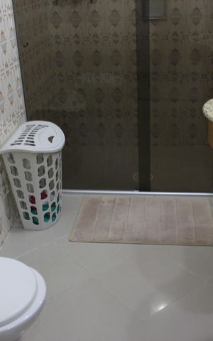Casa à venda com 243m², 2 quartos e 2 vagasBanheiro social 