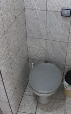 Casa à venda com 243m², 2 quartos e 2 vagasBanheiro da lavanderia 