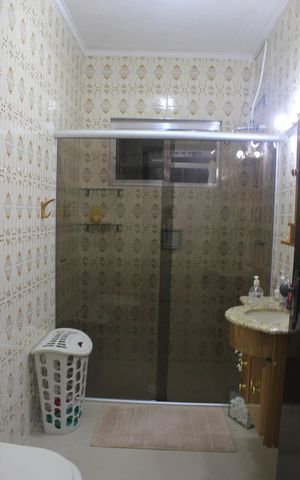 Casa à venda com 243m², 2 quartos e 2 vagasBanheiro social 