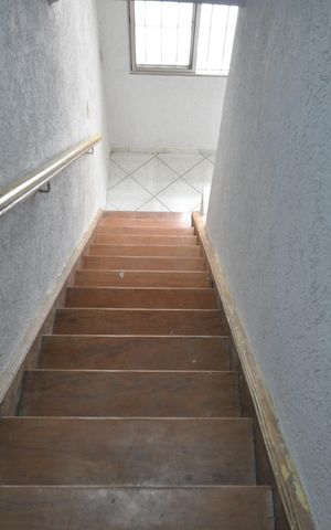 Casa para alugar com 98m², 3 quartos e 2 vagasEscada