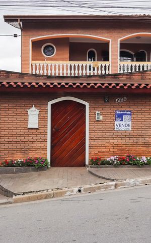 Casa à venda com 320m², 3 quartos e 5 vagasFachada