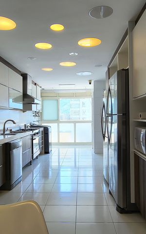 Apartamento para alugar com 300m², 4 quartos e 3 vagas Apartamento para alugar com 300m², 4 quartos e 3 vagasCozinha e Área de Serviço