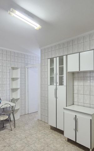 Casa à venda com 383m², 3 quartos e 4 vagas Casa à venda com 383m², 3 quartos e 4 vagasCozinha - Armários