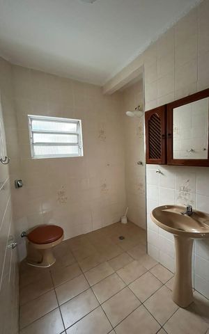 Casa à venda com 200m², 3 quartos e 6 vagas Casa à venda com 200m², 3 quartos e 6 vagasBanheiro