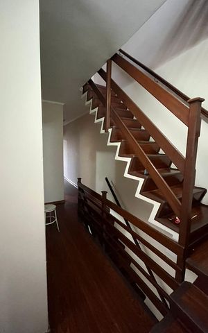 Casa à venda com 200m², 3 quartos e 6 vagas Casa à venda com 200m², 3 quartos e 6 vagasEscada