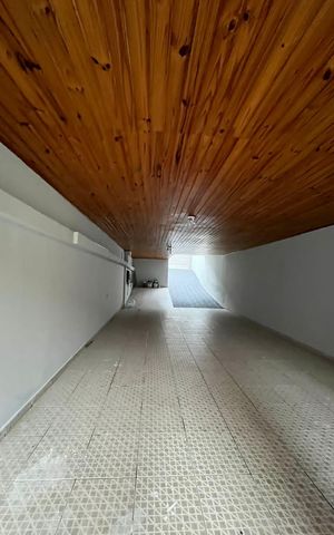 Casa à venda com 200m², 3 quartos e 6 vagas Casa à venda com 200m², 3 quartos e 6 vagasÁrea externa